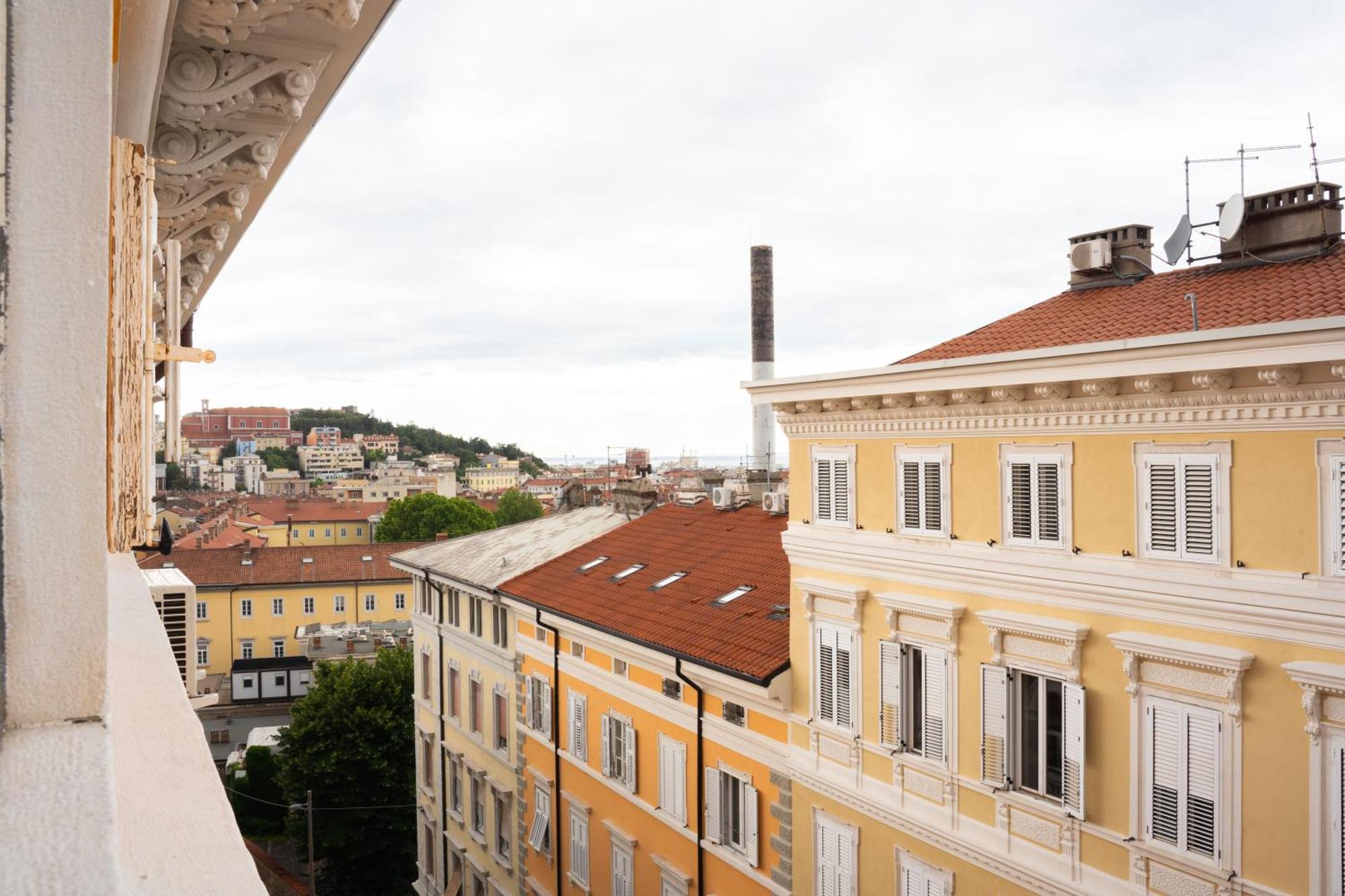 Enjoy Trieste In The City Center Bagian luar foto